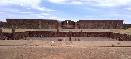 Tiwanaku : le temple semi-souterrain et, au loin, l'entrée du Kantatallita. Tiwanaku : le temple semi-souterrain et, au loin, l'entrée du Kantatallita.