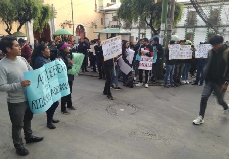 Une partie de la gauche, déçue, manifeste contre le "sabotage" du programme du MAS par l'Assemblée législative. Une partie de la gauche, déçue, manifeste contre le "sabotage" du programme du MAS par l'Assemblée législative.