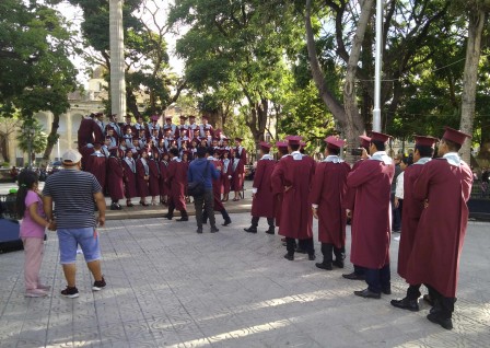 Avant la photo pour la remise de diplômes à Cochabamba. Avant la photo pour la remise de diplômes à Cochabamba.