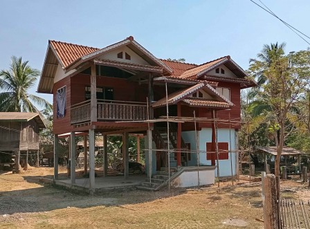 Champassak. On construit souvent à côté de l'ancienne maison devenue vétuste, et souvent une partie n'est plus sur pilotis. Champassak. On construit souvent à côté de l'ancienne maison devenue vétuste, et souvent une partie n'est plus sur pilotis.