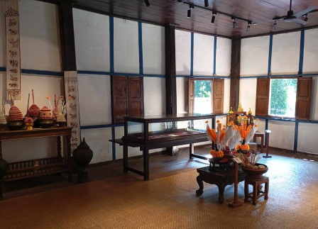 L'"Heuan Chan" de Luang-Prabang, début du XXe siècle. La salle du culte, dont on voit l'autel, est de loin la plus grande de la maison. L'"Heuan Chan" de Luang-Prabang, début du XXe siècle. La salle du culte, dont on voit l'autel, est de loin la plus grande de la maison.