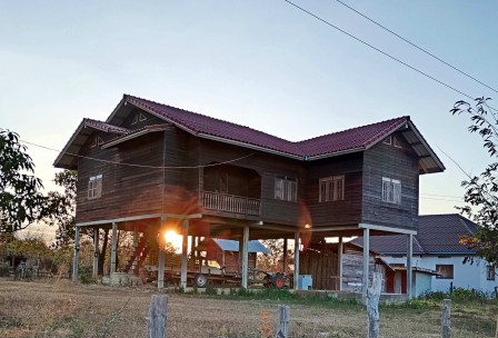 Muang Palan. Bon exemple de construction récente sur pilotis. Mais l'escalier ne donne pas sur la terrasse. Muang Palan. Bon exemple de construction récente sur pilotis. Mais l'escalier ne donne pas sur la terrasse.