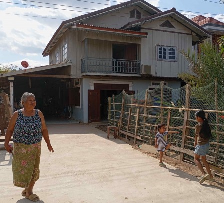 Phonsim. La nouvelle maison garde les codes traditionnels, mais le soubassement est devenu un séjour, et la cuisine et derrière le garage.. Archi-Phonsim-opt