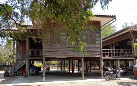 Sikhoraphum. Maison à deux structures, réunies par une passerelle. L'une serait privée et l'autre "publique". Sikhoraphum. Maison à deux structures, réunies par une passerelle. L'une serait privée et l'autre "publique".