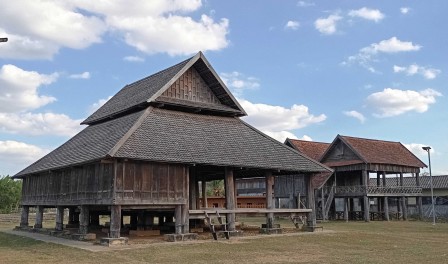 That Ing Hang, monastère du XIIIe siècle. Devant, une salle de culte ; derrière, le logement des moines That Ing Hang, monastère du XIIIe siècle. Devant, une salle de culte ; derrière, le logement des moines