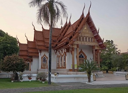 Wat Si Ubon Rattanaram. Vous voyez 3 x 9 x 1 = 27 toits. 3 x 9 x 3 = 81 sont cachés. Total 108. Wat Si Ubon Rattanaram. Vous voyez 3 x 9 x 1 = 27 toits. 3 x 9 x 3 = 81 sont cachés. Total 108.