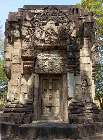 Le prasat de Ban Phluang a donné son nom au bourg voisin : Prasat. Le ''''prasat de Ban Phluang a donné son nom au bourg voisin : Prasat.