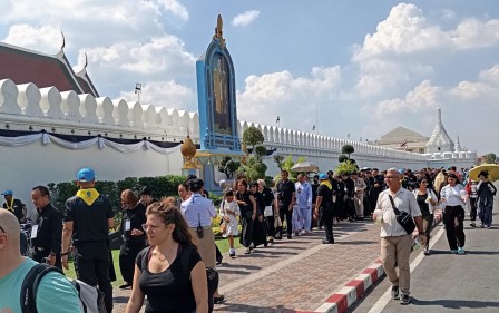 Une foule en deuil patiente pour rendre hommage  à Sirikit, 49 jours après son décès.