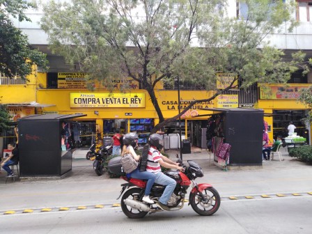 Des rues entières aux couleurs des compraventas... San Antonio, Medellín,