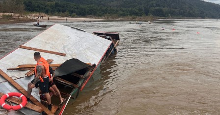 Le 19 décembre 25, un slow boat chavire à Pak Ou, faisant 3 morts (photo Laotian Times).