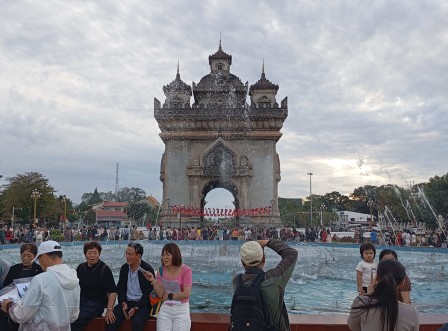 Patuxai, Vientiane. Monument en mémoire des combattants tombés dans les guerres d'Indochine et du VIetnam. Patuxai, Vientiane. Monument en mémoire des combattants tombés dans les guerres d'Indochine et du VIetnam.