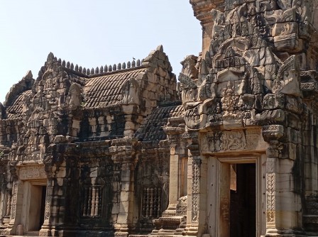 La façade Est du ''prang'' et de la galerie d'accès de Phimai, richement décorée. La façade Est du ''prang'' et de la galerie d'accès de Phimai, richement décorée.