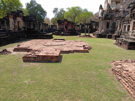 À Phnom Wan, ces pavements devaient supporter des bâtiments disparus... À Phnom Wan, ces pavements devaient supporter des bâtiments disparus...