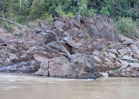 Basalte et grès se disputent les rives et le lit du fleuve. Les perches y supportent des filets de pêche.
