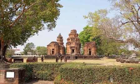 Le prasat de Sikhoraphum, sur la route de Sikaset à Surin. Le prasat de Sikhoraphum, sur la route de Sikaset à Surin.