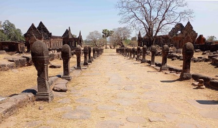 Cette chaussée phallique initie la route reliant Vat Phu à la cité royale de Lingapura sur le Mékong. Cette chaussée phallique initie la route reliant Vat Phu à la cité royale de Lingapura sur le Mékong.