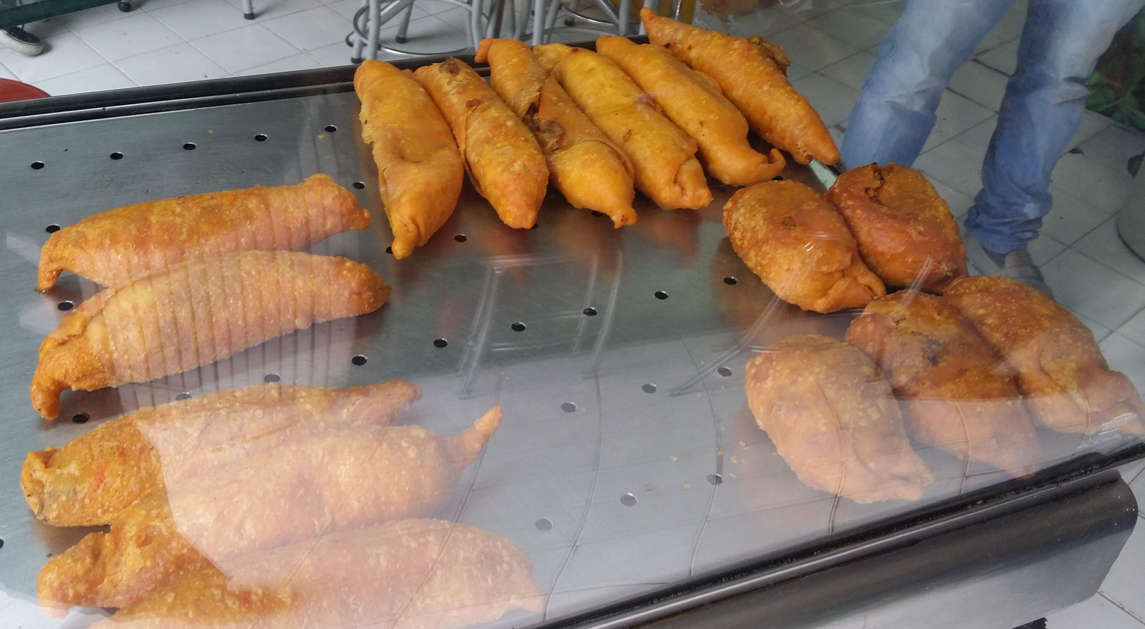 Fritos : ''tacos, empanadas, pastels'' en vitrine d’une cafeteria de Bogotá.