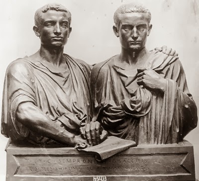 Dans la Rome du 2e siècle av. J.-C., Tiberius Gracchus et Caius Gracchus se battent déjà pour la justice sociale, et seront respectivement assassinés en -132 et -121. De qui se souvient-on : des Gracques ou de leurs assassins ?