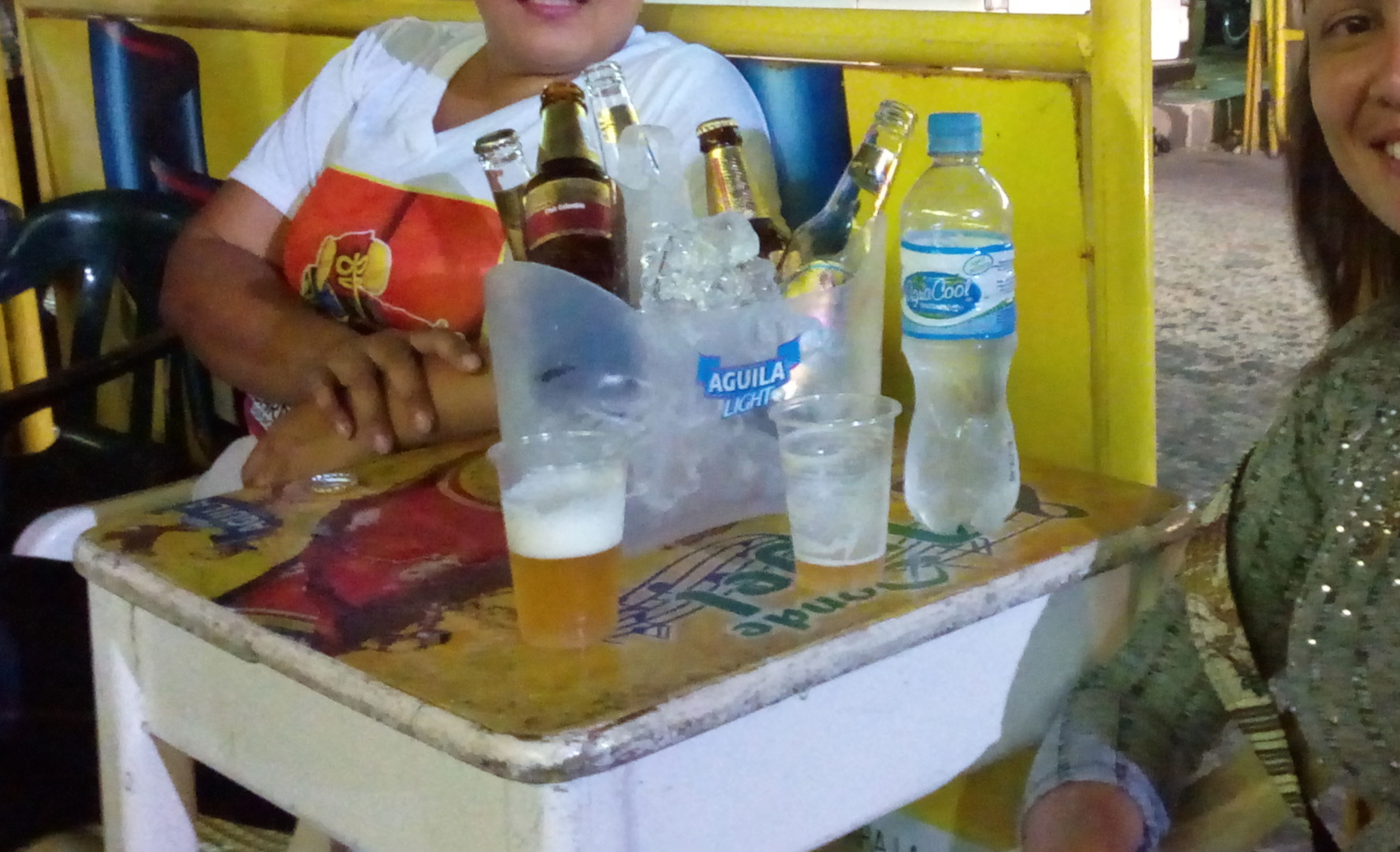 Petite bringue lors du carnaval de Barranquilla. Les bouteilles de bière sont bien celles de la fonda (bar musical), mais l’eau minérale de la bouteille a été remplacée avant d’entrer par de l’aguardiente, achetée à la boutique, bien moins chère que que la fonda.