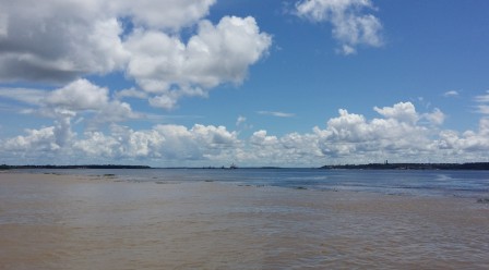 Le coupable ? Le rio Solimões. Le Rio negro, lui, est... bleu. Mars 2016
