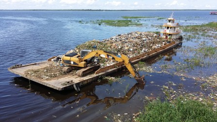L'Amazone à Manaus (rigoureusement : le Solimães), c'est comme la rue : une poubelle. Du moins ici on nettoie...