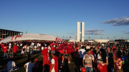 Brasília, au pied du Congrès, de chaque côté de "l'axe monumental", chaque camp mobilise. 17 avril 2016, 17 h 30