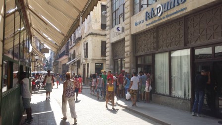 Chez l'opérateur téléphonique comme ailleurs, la queue. La Havane, juin 2016
