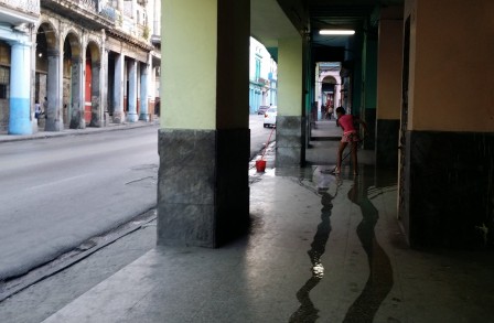 Civisme : dans tout Cuba, chacun balaye ou lave à grande eau devant chez lui tous les matins… La Havane, juillet 2016