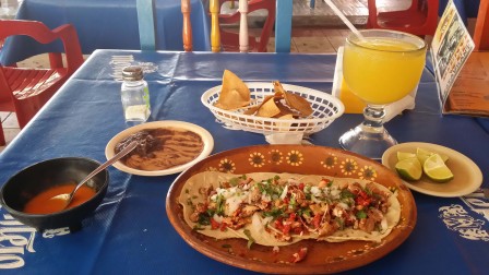 Sous la garniture, un "orden" de 4 tacos, Ciudad de México, août 2016