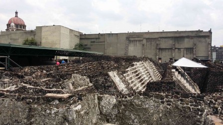 Un des hauts faits d’Hernán Cortés : la destruction du Templo mayor de Tenochtitlán. México, août 2016