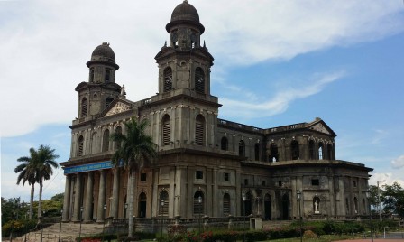 L’ancienne cathédrale, Managua, août 2016. La photo ne penche pas, les clochers, si...