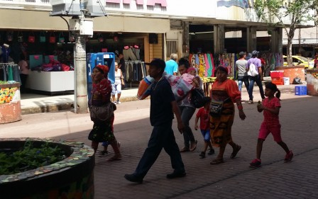 Famille indigène, avenida Central Ciudad de Panamá, septembre 2016