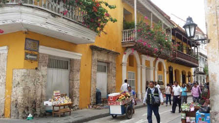 Ses balcons de bois fleuris font de la ville ancienne un enchantement. Cartagena, septembre 2016