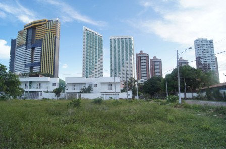 Natal. La structure des buildings et les couleurs de leurs azulejos dessinent une architecture aussi originale que fonctionnelle. Mai 2014