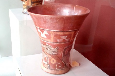 Kero (vase rituel) de Tiwanaku ; les « keros » incas lui ressemblent beaucoup, Musée National d’Anthopologie, d’Ethnoogie et d’Histoire, Lima, janvier 2017