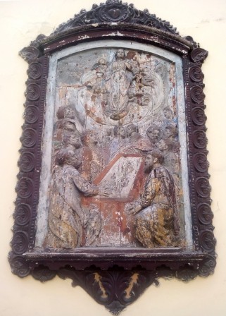 Dans le patio, cette ascension du Christ en bas-relief polychrome mérite une sérieuse restauration… Lima, janvier 2017