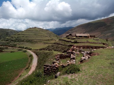 Site de Sondor (Andahuaylas) : comme le feront les Incas, les Chankas apprivoisaient les montagnes pour en faire des « pyramides » rituelles et militaires. Janvier 2017