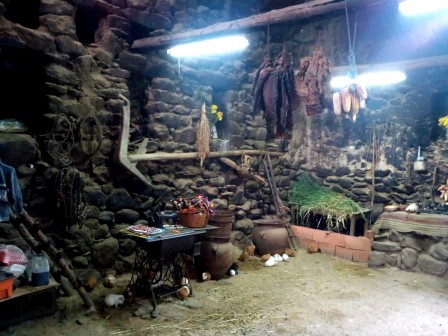 La maison inca de la calle del Medio. Cuyes (cochons d’Inde) sont conformes, pas la machine à coudre. Ollantaytambo, janvier 2017