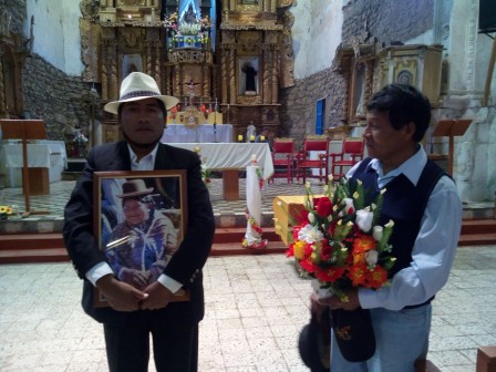Francisco porte le portrait de Fiorella, Chucuito, février 2017
