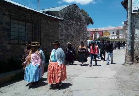 Procession vers le cimetière, Chucuito, février 2017