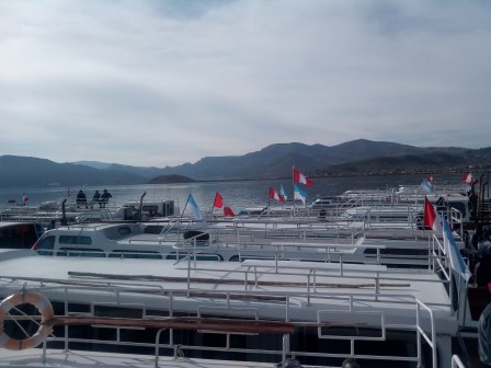 Puno, 7 h. Une dizaine de bateaux s’apprêtent à lever l’ancre pour les iles du lac, février 2017