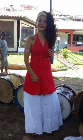 Allana, chercheuse en culture populaire, tambourinaire du maracatu féminin Ventos de Ouro, Dique do Tororó, mars 2016